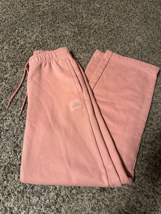 ALO Yoga Pants - ALO Yoga Straight Leg Sweatpants in Dusty Pink